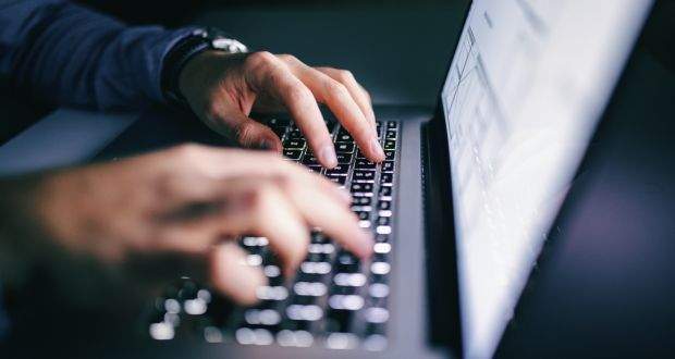 computador trabalho escrita internet abuso cibercrime pc portatil