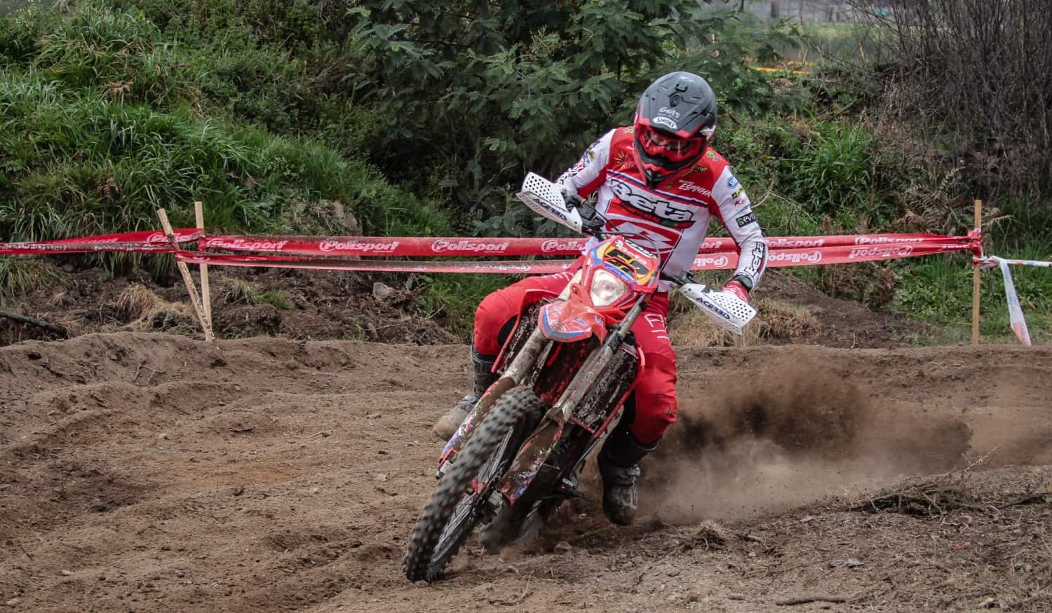 Primeira mulher a vencer corridas de motociclismo em Portugal tem 12 anos